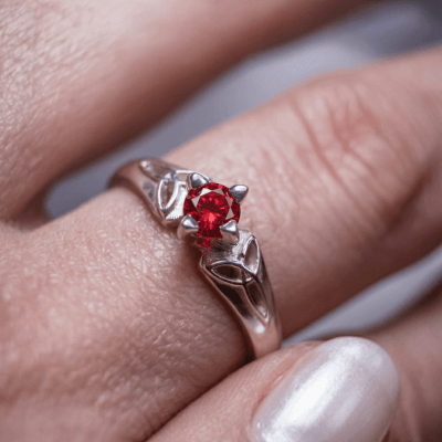 Alana - Anel Solitário com Nó Celta em Prata 925 e Zircônia Vermelha
