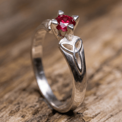 Alana - Anel Solitário com Nó Celta em Prata 925 e Zircônia Vermelha