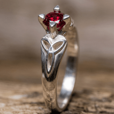 Alana - Anel Solitário com Nó Celta em Prata 925 e Zircônia Vermelha