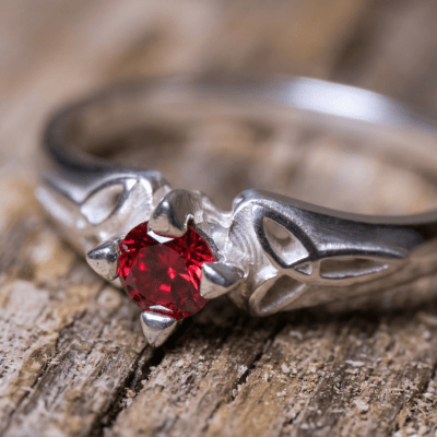 Alana - Anel Solitário com Nó Celta em Prata 925 e Zircônia Vermelha