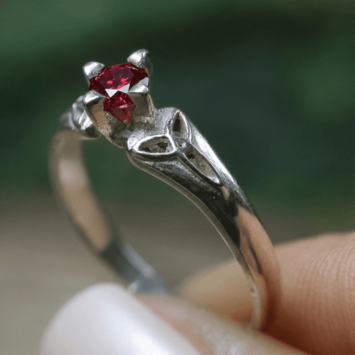 Alana - Anel Solitário com Nó Celta em Prata 925 e Zircônia Vermelha Alana - Anel Solitário com Nó Celta em Prata 925 e Zircônia Vermelha