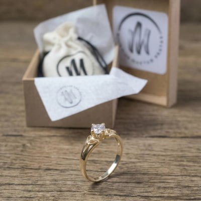 Alana - Anel Solitário com Nó Celta em Ouro Amarelo 14K e Zircônia Branca