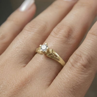 Alana - Anel Solitário com Nó Celta em Ouro Amarelo 14K e Zircônia Branca