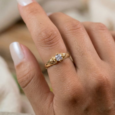 Alana - Anel Solitário com Nó Celta em Ouro Amarelo 14K e Zircônia Branca