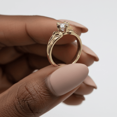 ALANA – ANEL SOLITÁRIO EM OURO AMARELO 18K COM ZIRCÔNIA BRANCA