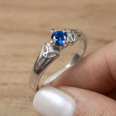 ALANA - Anel Solitário em Prata 925 com Zircônia Azul Safira