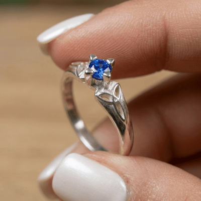 ALANA - Anel Solitário em Prata 925 com Zircônia AZUL safira