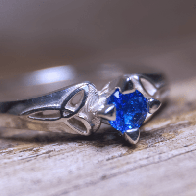 ALANA - Anel Solitário em Prata 925 com Zircônia Azul Safira