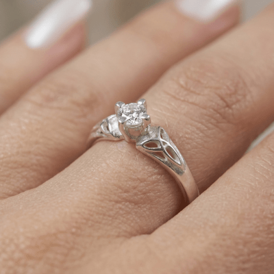 ALANA - Anel Solitário em Prata 925 com Zircônia Branca