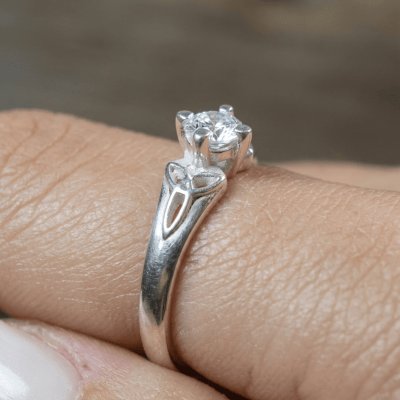 ALANA - Anel Solitário em Prata 925 com Zircônia Branca