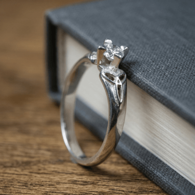 ALANA - Anel Solitário em Prata 925 com Zircônia Branca