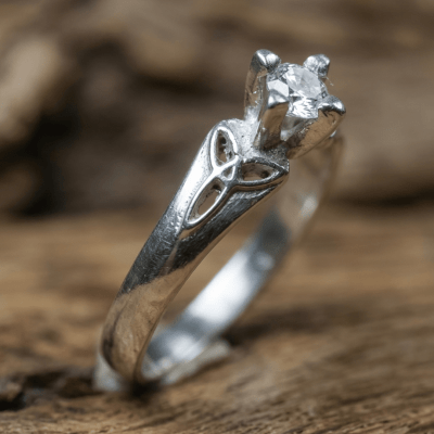 ALANA - Anel Solitário em Prata 925 com Zircônia Branca