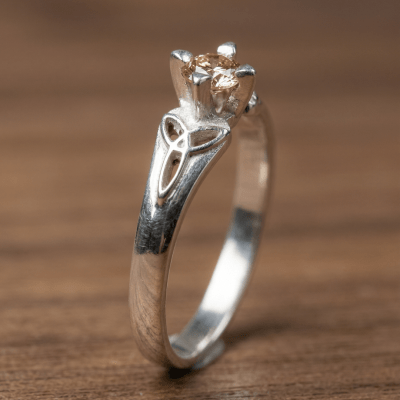 ALANA - Anel Solitário em Prata 925 com Zircônia Champagne