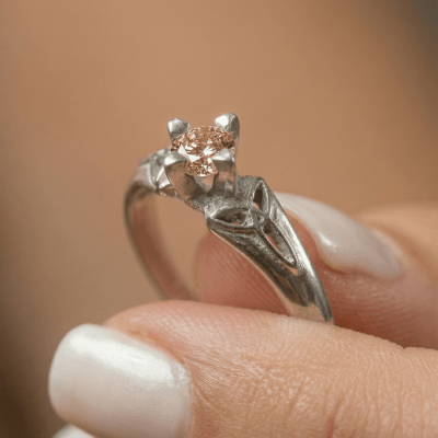 ALANA - Anel Solitário em Prata 925 com Zircônia Champagne