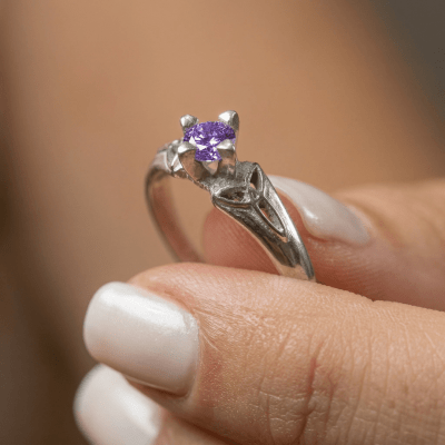 ALANA - Anel Solitário em Prata 925 com Zircônia roxa