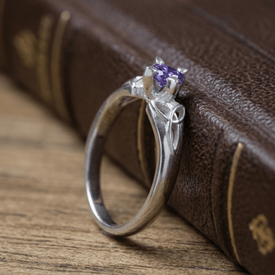 ALANA - Anel Solitário em Prata 925 com Zircônia Roxa