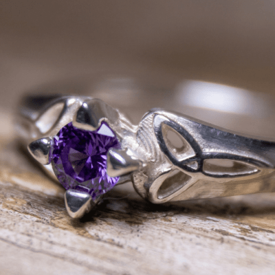 ALANA - Anel Solitário em Prata 925 com Zircônia Roxa