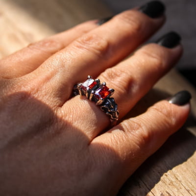 ANEL DRAGON STONE ZIRCÔNIA VERMELHA PRATA 950