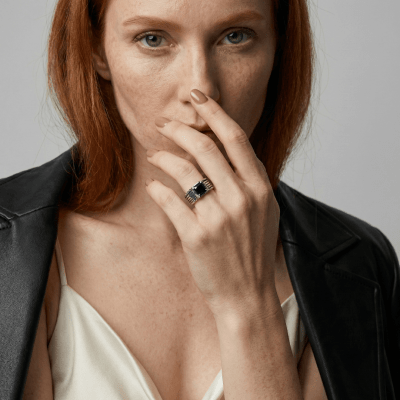 DONNOVAN – ANEL EM PRATA 925 COM PEDRA PRETA QUADRADA E DETALHES OXIDADOS