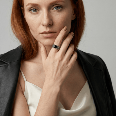 DONNOVAN – ANEL EM PRATA 925 COM PEDRA PRETA QUADRADA E DETALHES OXIDADOS