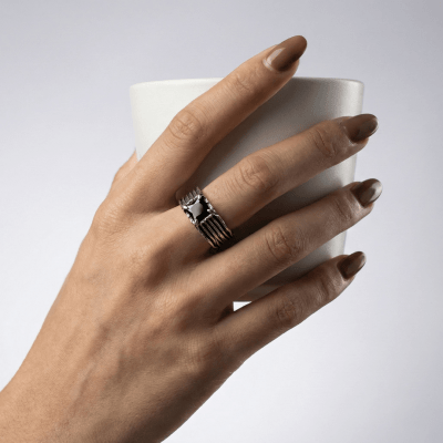 DONNOVAN – ANEL EM PRATA 925 COM PEDRA PRETA QUADRADA E DETALHES OXIDADOS