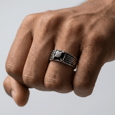 DONNOVAN – ANEL EM PRATA 925 COM PEDRA PRETA QUADRADA E DETALHES OXIDADOS