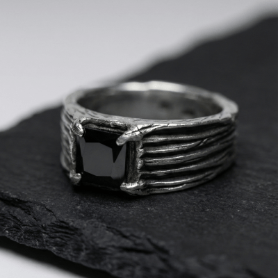 DONNOVAN – ANEL EM PRATA 925 COM PEDRA PRETA QUADRADA E DETALHES OXIDADOS