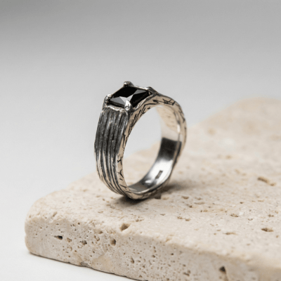 DONNOVAN – ANEL EM PRATA 925 COM PEDRA PRETA QUADRADA E DETALHES OXIDADOS