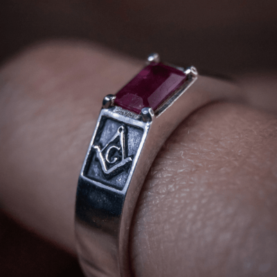 EDIÇÃO LIMITADA PEDRA PRECIOSA RUBI ANEL SINETE MASCULINO MAÇONARIA ESQUADRO E COMPASSO PRATA 925