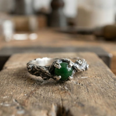 Anel Wood Moon em Prata 925 com Jade Verde Natural – Edição Limitada