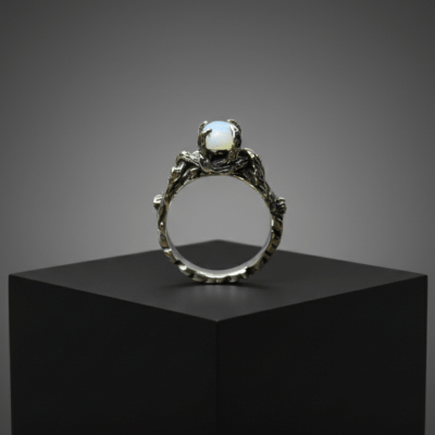 EDIÇÃO LIMITADA – ANEL WOOD MOON EM PRATA 925 COM PEDRA OPALINA