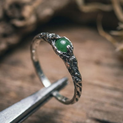 Solitário Magma em Prata 925 com Jade Verde Natural – Edição Limitada