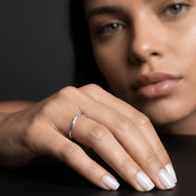 Anel Essência em Prata 925 – Anel Fino Orgânico com Detalhes Oxidados