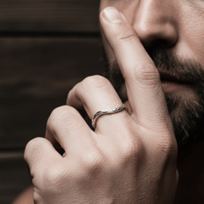 Anel Essência em Prata 925 – Anel Fino Orgânico com Detalhes Oxidados