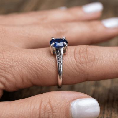 Essência - Anel Solitário Artesanal em Prata 925 e Zircônia Oval Azul Safira