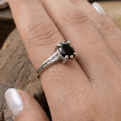 Essência - Anel Solitário Artesanal em Prata 925 com Zircônia Preta