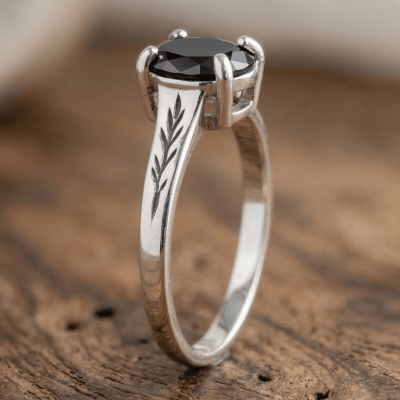 Essência - Anel Solitário Artesanal em Prata 925 com Zircônia Preta