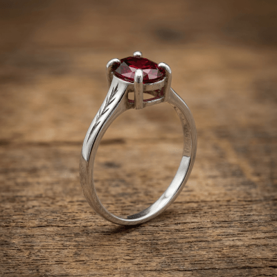 Essência - Anel Solitário Artesanal em Prata 925 com Zircônia Vermelha