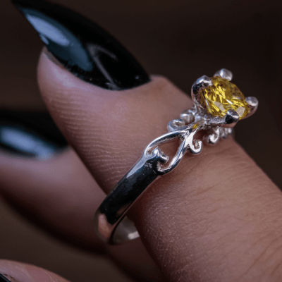 Solitário Frigg em Prata 925 com Zircônia amarela – Joia Artesanal Maktub Pratas
