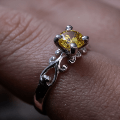 Solitário Frigg em Prata 925 com Zircônia amarela – Joia Artesanal Maktub Pratas