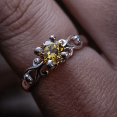 Solitário Frigg em Prata 925 com Zircônia amarela – Joia Artesanal Maktub Pratas