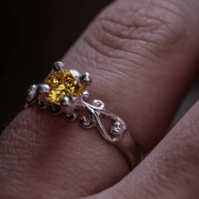 Solitário Frigg em Prata 925 com Zircônia amarela – Joia Artesanal Maktub Pratas