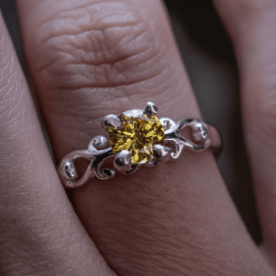Solitário Frigg em Prata 925 com Zircônia amarela – Joia Artesanal Maktub Pratas