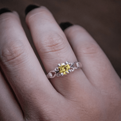 Solitário Frigg em Prata 925 com Zircônia amarela – Joia Artesanal Maktub Pratas