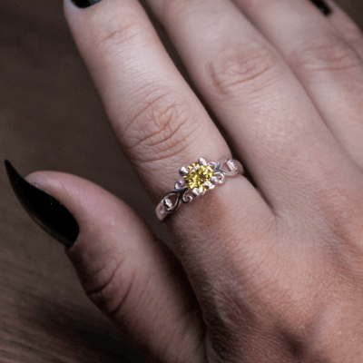 Solitário Frigg em Prata 925 com Zircônia amarela – Joia Artesanal Maktub Pratas