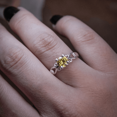 Solitário Frigg em Prata 925 com Zircônia amarela – Joia Artesanal Maktub Pratas