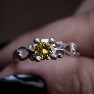 Solitário Frigg em Prata 925 com Zircônia amarela – Joia Artesanal Maktub Pratas