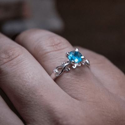 Solitário Frigg em Prata 925 com Zircônia azul claro – Joia Artesanal Maktub Pratas