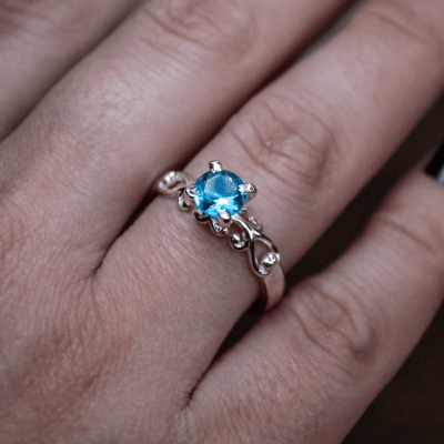 Solitário Frigg em Prata 925 com Zircônia azul claro – Joia Artesanal Maktub Pratas