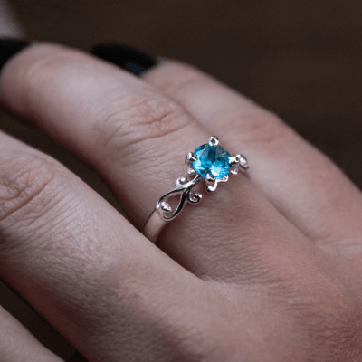 Solitário Frigg em Prata 925 com Zircônia azul claro – Joia Artesanal Maktub Pratas